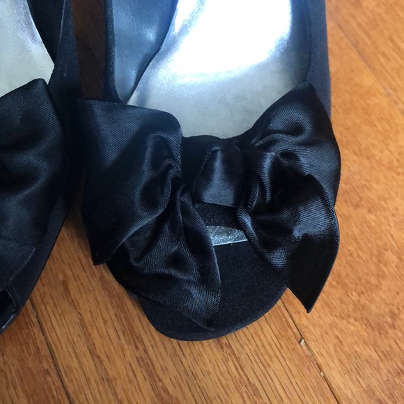 Stuart Weitzman - Picture 2 of 4